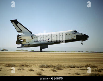 Lo Space Shuttle Columbia atterra alla Edwards Air Force base il 14 giugno 1991, alle 11:39 EDT, dopo aver completato la missione STS-40, il primo volo spaziale si concentrò esclusivamente sulle scienze della vita. Questa fotografia cattura il momento in cui il carrello di atterraggio tocca la pista. Foto Stock