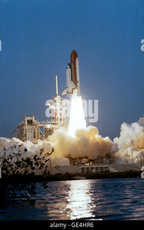 (11 novembre 1982) una vista dello Space Shuttle Columbia il lancio per la STS-5 sulla missione Novembre 11, 1982. Questa è stata la Columbia la prima missione operativa. Immagine # : S82-39532 Foto Stock