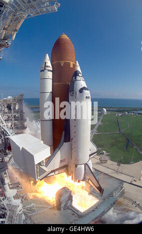 (18 ottobre 1993) La più lunga Space Shuttle in volo nella storia del programma inizia alle 10:53:10.00 EDT con un impeccabile il decollo da Launch Pad 39B. Durante il 14 giorno del volo STS-58, a sette membri dell'equipaggio studierà in modo approfondito l'adattamento del corpo umano al vicino-leggero ambiente dello spazio. Il comandante della missione è John E. Blaha; pilota, Richard A. Searfoss; Payload Commander, Dr. M. Rhea Seddon; Missione specialisti, William S. McArthur Jr., David A. Wolf, e Shannon W. Lucid; e Payload Specialist, Martin J. Fettman. Foto Stock