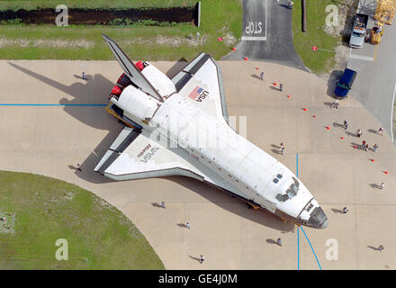 Portato sulla cima di un orbiter transporter, lo Space Shuttle Orbiter Atlantis rende il breve viaggio da Orbiter Processing Facility Bay 3 per il gruppo di veicoli Edificio (VN). Questa foto è stata scattata dal tetto di 525 piedi di altezza VAB. Il ribaltamento dell'orbiter è una delle pietre miliari prelaunch. Atlantis è di essere pronti per la prossima missione STS-86, che è stata destinata per il lancio a Settembre. STS-86 era il settimo di nove porti di scalo previsto della navetta spaziale orbitare con il russo della stazione spaziale Mir. Immagine # : 97PC-1222 Agosto 11, 1997 Foto Stock