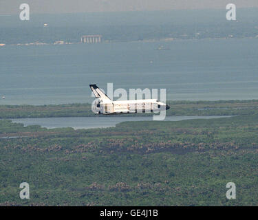 Lo Space Shuttle Columbia atterra sulla pista 33 presso lo Shuttle Landing Facility del Kennedy Space Center il 3 maggio 1998, completando la missione STS-90 dopo 15 giorni, 21 ore, 50 minuti e 58 secondi nello spazio. L'immagine è stata catturata dal Vehicle Assembly Building con il fiume Indian e Titusville sullo sfondo. Foto Stock