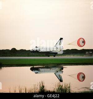 Lo Space Shuttle Columbia (STS-94) atterrò al Kennedy Space Center il 17 luglio 1997, dopo una missione di 16 giorni incentrata sulla ricerca microgravitazionale a bordo del modulo Spacelab. Foto Stock