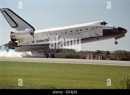 Lo Space Shuttle Discovery atterra presso lo Shuttle Landing Facility, completando con successo la missione STS-95. Questa missione durò quasi nove giorni e copriva 3,6 milioni di miglia, con sette membri dell'equipaggio a bordo, tra cui il comandante Curtis L. Brown Jr. E Stephen K. Robinson dell'ESA. Foto Stock