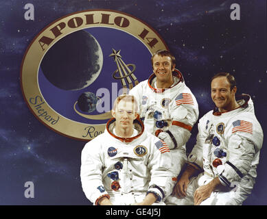 Il primo equipaggio della missione Apollo 14, mostrato il 3 dicembre 1970, include il comandante Alan B. Shepard Jr., il pilota del modulo lunare Edgar D. Mitchell e il pilota del modulo di comando Stuart A. Roosa. Lo stemma della missione Apollo 14 è visibile sullo sfondo. Foto Stock