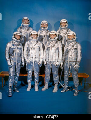 Il 9 aprile 1959, la NASA ha introdotto il suo primo astronauta classe, il mercurio 7. Prima fila, da sinistra a destra: Walter M. Schirra, Jr., Donald K. "Deke Slayton", John H. Glenn, Jr., e M. Scott Carpenter; bancata posteriore, Alan B.Shepard Jr., Virgilio I. "" Gus Grissom e L. Gordon Cooper, Jr. Foto Stock