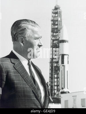 La dottoressa Wernher von Braun è fotografata davanti al veicolo di lancio Saturn IB al Kennedy Space Flight Center. Von Braun, una figura chiave nello sviluppo del programma spaziale statunitense, diresse il team responsabile dello sviluppo del Saturn i e di altri primi razzi. Foto Stock