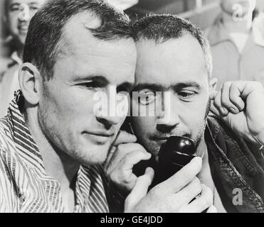 (7 giugno 1965) Gemini 4 astronauti Edward H. White II (sinistra) e James McDivitt A. ascoltare la voce del Presidente Lyndon B. Johnson come egli si è congratulato con loro per telefono sulla riuscita della missione. Essi sono mostrati a bordo della portaerei Museo della Portaerei U.S.S. Wasp appena dopo la loro splashdown recupero dall'Oceano Atlantico. Immagine # : S65-33533 Foto Stock