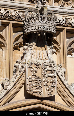 Un close-up della corona regale e lo stemma sulla Gatehouse of King's College di Cambridge, UK. Foto Stock