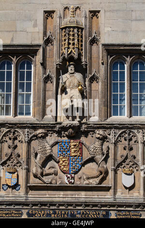 Una vista del re Henry VIII statua sulla magnifica Gatehouse of Trinity College di Cambridge, UK. Foto Stock