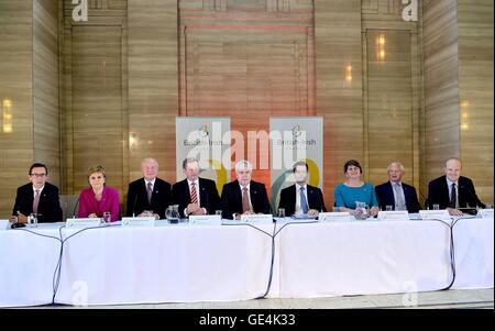 I delegati dei ministri seduti durante una riunione di emergenza del British irlandese del Consiglio di Cardiff - che è stato chiamato dal Galles Primo Ministro Carwyn Jones, presso il Tempio della Pace, Cardiff. Foto Stock