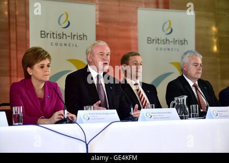 Del primo ministro di Scozia Nicola storione, Taoiseach Enda Kenny (seconda a destra) e il Galles Primo Ministro Carwyn Jones, ascoltare come Irlanda del Nord il Vice Primo Ministro Martin McGuinness (seconda a sinistra) parla nel corso di una conferenza stampa a una riunione di emergenza del British irlandese del Consiglio di Cardiff, presso il Tempio della Pace, Cardiff. Foto Stock