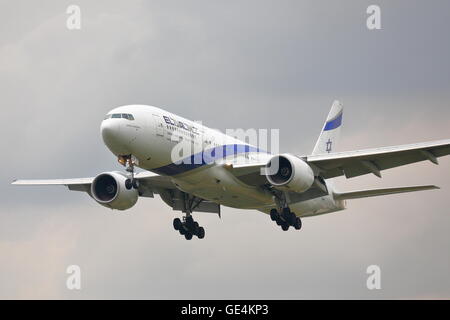 EL al Boeing 777-200 ER 4X-ECF atterraggio all'Aeroporto Heathrow di Londra, Regno Unito Foto Stock
