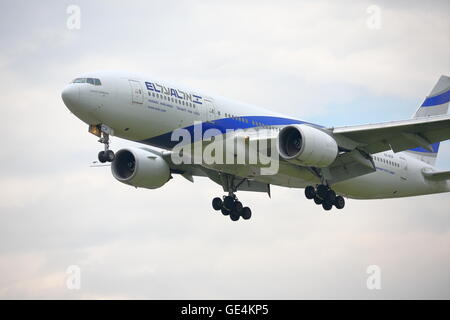 EL al Boeing 777-200 ER 4X-ECF atterraggio all'Aeroporto Heathrow di Londra, Regno Unito Foto Stock