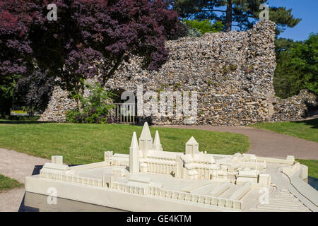 Un modello di ciò che l' Abbazia di Bury St Edmunds una volta sembrava, con parte dei resti in background in Abbey Gardens, Foto Stock