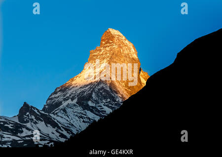 Golden brillano alla luce del sole sul Monte Cervino picco, Zermatt, Svizzera Foto Stock