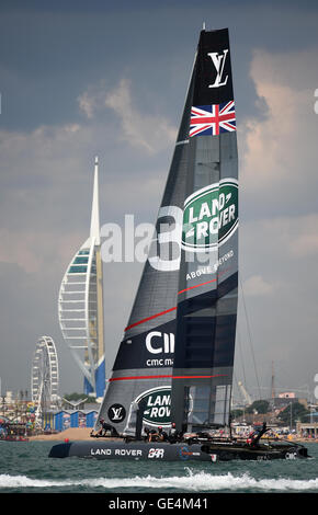 Land Rover bar passa la Spinnaker Tower durante uno di pratica gare su due giorno della Coppa America Portsmouth evento. Stampa foto di associazione. Picture Data: venerdì 22 luglio, 2016. Vedere PA storia vela Americas. Foto di credito dovrebbe leggere: Andrew Matthews/filo PA. Foto Stock