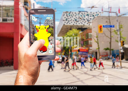 Un utente Android Gioca Pokemon Go (montage) Foto Stock