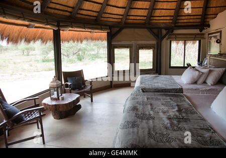 Chalet di lusso Camera da letto con vedute del paesaggio presso l'Okonjima Bush Camp in Namibia Foto Stock