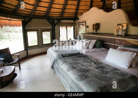 Chalet di lusso Camera da letto con vedute del paesaggio presso l'Okonjima Bush Camp in Namibia Foto Stock