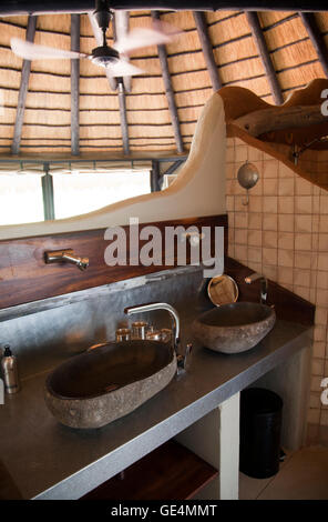 Chalet di lusso bagno presso l'Okonjima Bush Camp in Namibia Foto Stock