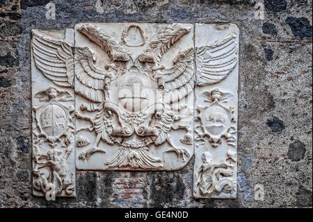 Sicilia Catania Castello Ursino cappotti dei bracci nel cortile Foto Stock