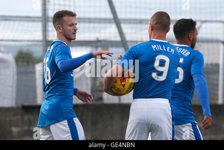 Rangers Andy Halliday (sinistra) punteggio celebra il suo lato del primo obiettivo del gioco dalla pena spot con il compagno di squadra di Kenny MILLER durante il Betfred Cup, Gruppo F corrisponde al Parco Ochilview, Stenhousemuir. Foto Stock