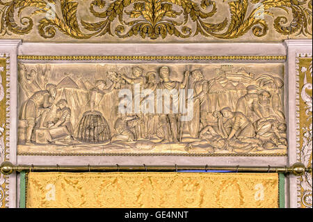 Italia Sicilia Palermo Royal Palace - Palazzo dei Normanni - XIX secolo bassorilievo raffigurante Federico II in una scena di caccia Foto Stock