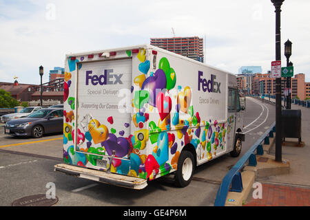 BOSTON, MASSACHUSETTS, STATI UNITI D'AMERICA - luglio 15,2016: FedEx consegna speciale di camion sulla strada di Boston. FedEx è uno dei principali packa Foto Stock