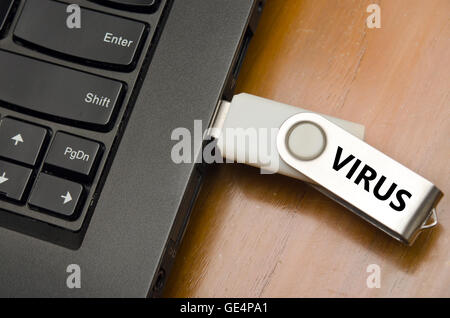 Stick USB o un pen drive USB con virus plug in per computer portatile alla porta del computer Foto Stock