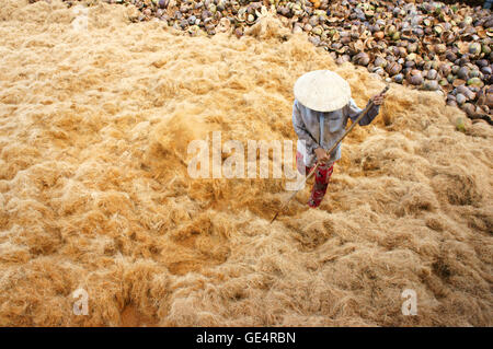 Gruppo di lavoratori asiatici duro lavoro per la fibra di cocco trade village Foto Stock