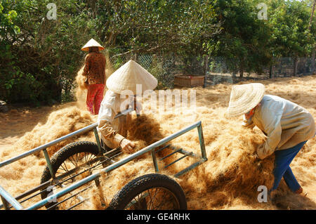 Gruppo di lavoratori asiatici duro lavoro per la fibra di cocco trade village Foto Stock