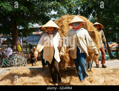 Gruppo di lavoratori asiatici duro lavoro per la fibra di cocco trade village Foto Stock