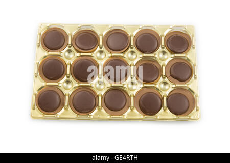 Cioccolatini in una scatola di oro su sfondo bianco Foto Stock