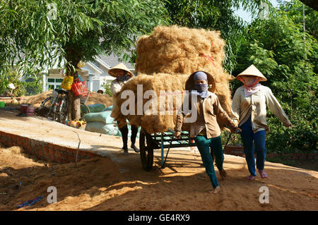 Gruppo di lavoratori asiatici duro lavoro per la fibra di cocco trade village Foto Stock