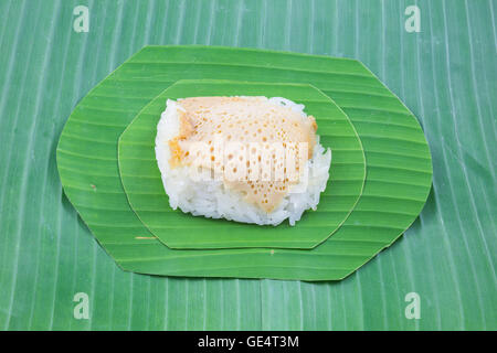 Riso al vapore con crema pasticcera su foglie di banano, dolci di riso appiccicoso, Thai dessert, originale cibo tailandese Foto Stock