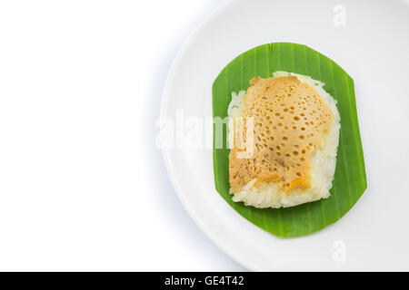 Riso al vapore con crema pasticcera su foglie di banano e piatto, dolci di riso appiccicoso, Thai dessert, originale cibo tailandese Foto Stock