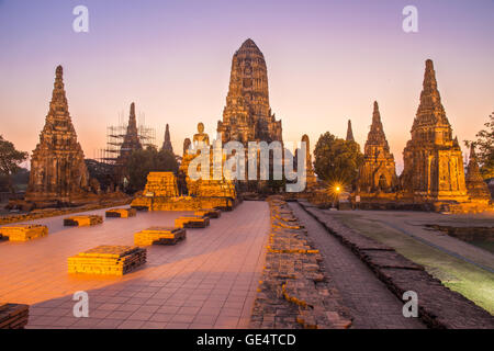 Bella Wat Chai Watthanaram tempio in Ayutthaya Thailandia presso il Twilight time è più popolari e turistiche Foto Stock