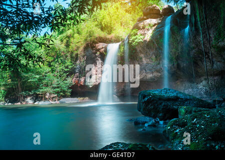 Incredibile belle cascate in deep forest a Haew Suwat cascata nel Parco Nazionale di Khao Yai, Thailandia Foto Stock