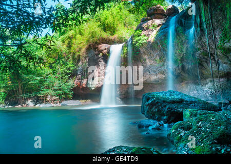 Incredibile belle cascate in deep forest a Haew Suwat cascata nel Parco Nazionale di Khao Yai, Thailandia Foto Stock