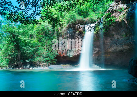 Incredibile belle cascate in deep forest a Haew Suwat cascata nel Parco Nazionale di Khao Yai, Thailandia Foto Stock