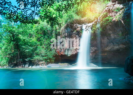 Incredibile belle cascate in deep forest a Haew Suwat cascata nel Parco Nazionale di Khao Yai, Thailandia Foto Stock