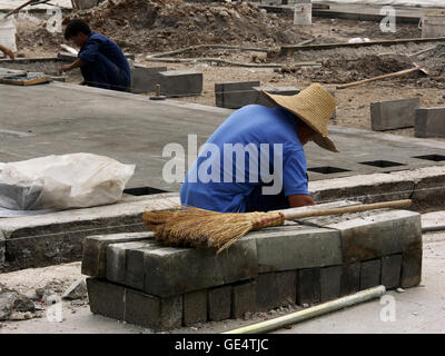 A Chinese worker takes a break during restorations of some buildings in the Forbidden City palace complex in Beijing, China. Foto Stock