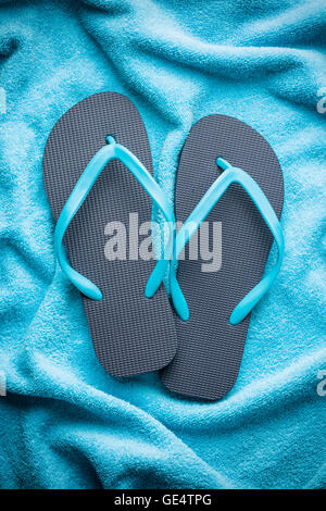 Il flip flop su blu asciugamano. Foto Stock