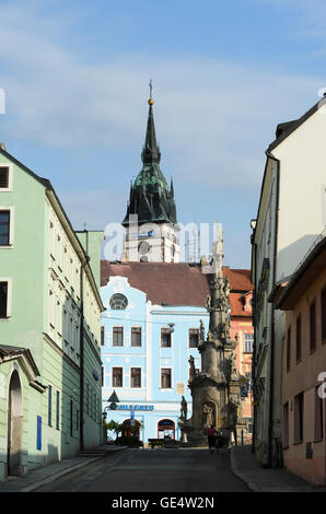 Jindrichuv Hradec (Neuhaus) : affacciato sulla piazza principale Namesti Miru con una colonna mariana e la chiesa dell'Assunzione, Cz Foto Stock