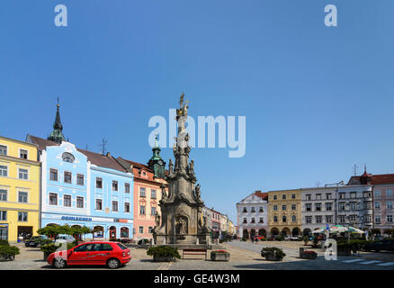 Jindrichuv Hradec (Neuhaus) : Piazza Namesti Miru con Mariensäule e municipio ( arancione ), Repubblica Ceca, Jihocesky, Süd Foto Stock