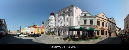 Jindrichuv Hradec (Neuhaus) : Piazza Namesti Miru con colonna mariana e cercare la chiesa dell Assunzione, REPUB CECA Foto Stock