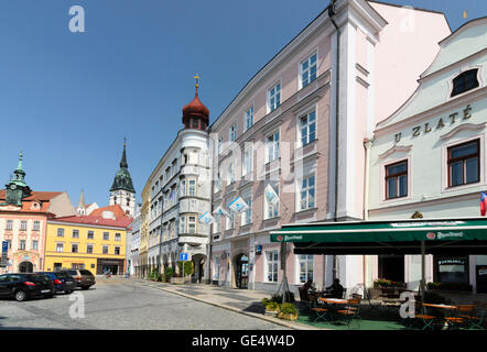 Jindrichuv Hradec (Neuhaus) : Piazza Namesti Miru, guardano alla chiesa dell Assunzione, Repubblica Ceca, Jihocesky, Südböhm Foto Stock