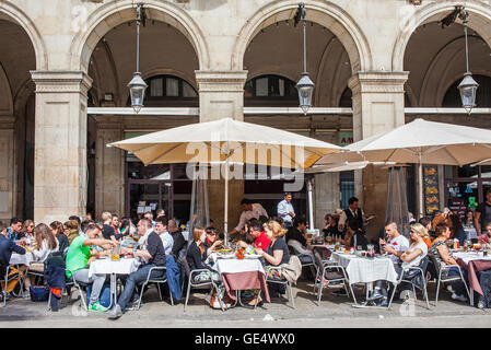 Ristoranti esterni nella Plaça Reial, Barcelona, Spagna. Foto Stock