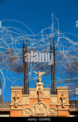 La Fundació Antoni Tapies,particolare della facciata,scultura 'Cloud e sedia', Carrer Arago 255. Barcelona, Spagna Foto Stock