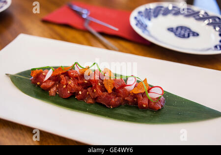 Il Tapa,tonni,tartaro con soia, zenzero e wasabi salsa.Biglietti Bar,AV del Paralelo 164, Barcellona, Spagna Foto Stock